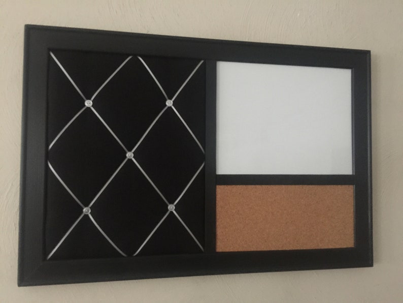 Puede incluir: Un tablero de anuncios negro con marco y tres secciones. La secci&oacute;n izquierda es de tela negra con un patr&oacute;n de diamante y detalles plateados. La secci&oacute;n central es una pizarra blanca de borrado en seco. La secci&oacute;n derecha es un tablero de corcho.