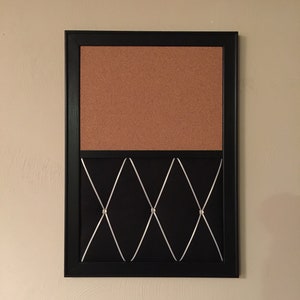 Puede incluir: Un tablero de corcho con marco negro y una secci&oacute;n inferior de tela negra con un patr&oacute;n de diamante y acentos plateados.