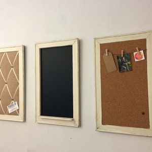 Może przedstawiać: Trzy oprawione tablice korkowe w białych ramach. Lewa tablica ma tło z pł&oacute;tna jutowego z białą wstążką i gwoździami. Środkowa tablica to czarna tablica kredowa. Prawa tablica ma powierzchnię korkową z fotografią i małą kartką przypiętą do niej.