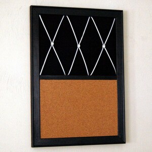 Puede incluir: Un tablero de corcho enmarcado en negro con un patr&oacute;n de cruz blanca en la mitad superior. La mitad inferior es un tablero de corcho.
