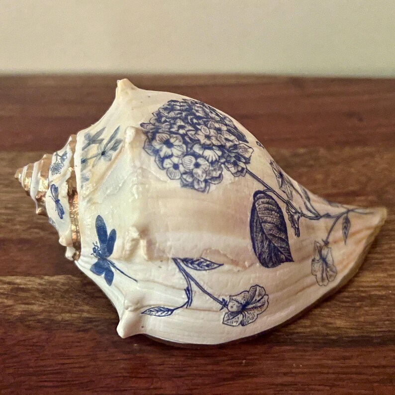 Blue and White Toile Floral Chinoiserie Decorated Whelk Shell With Gold ...