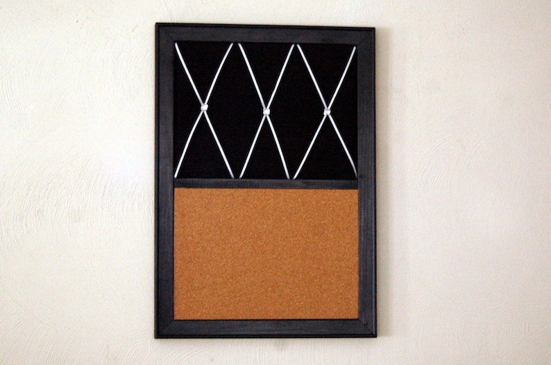 Puede incluir: Un tablero de corcho enmarcado en negro con una secci&oacute;n superior de malla negra. La malla tiene un patr&oacute;n de diamante con cuerda blanca y acentos plateados.