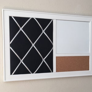 Puede incluir: Un tablero de corcho enmarcado en blanco con una secci&oacute;n de tela negra con costuras de diamante blancas y una secci&oacute;n de pizarra blanca de borrado en seco.