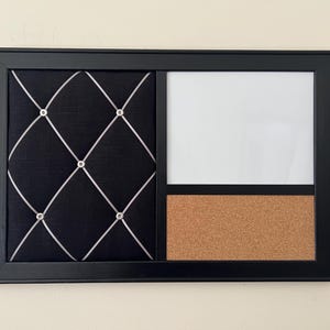 Puede incluir: Un tablero de anuncios negro enmarcado con tres secciones. La secci&oacute;n izquierda es una tela negra con costuras de diamante blanco y detalles plateados. La secci&oacute;n del medio es una pizarra blanca de borrado en seco. La secci&oacute;n derecha es un tablero de corcho.