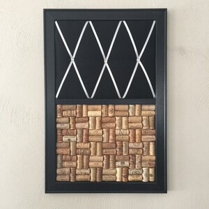 Puede incluir: Un tablero de corcho negro enmarcado con un patr&oacute;n de cruz blanca en la mitad superior y una cuadr&iacute;cula de corchos de vino en la mitad inferior.