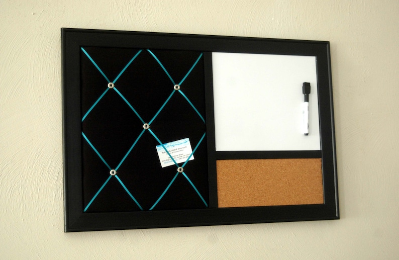Puede incluir: Un tablero de anuncios negro con tres secciones: una cuadr&iacute;cula de tela negra con cuerda turquesa, una pizarra blanca de borrado en seco y un tablero de corcho. La cuadr&iacute;cula de tela tiene alfileres de cabeza plateada y una tarjeta de visita est&aacute; clavada en la tela.