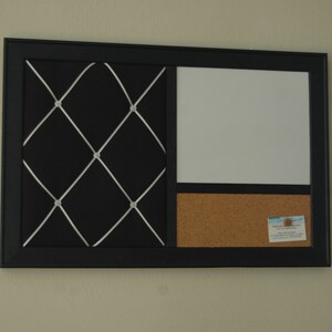 Puede incluir: Un tablero de anuncios negro enmarcado con tres secciones. La secci&oacute;n izquierda tiene una tela negra con un patr&oacute;n de diamante blanco. La secci&oacute;n del medio es una pizarra blanca de borrado en seco. La secci&oacute;n derecha es un tablero de corcho con una tarjeta de visita adjunta.