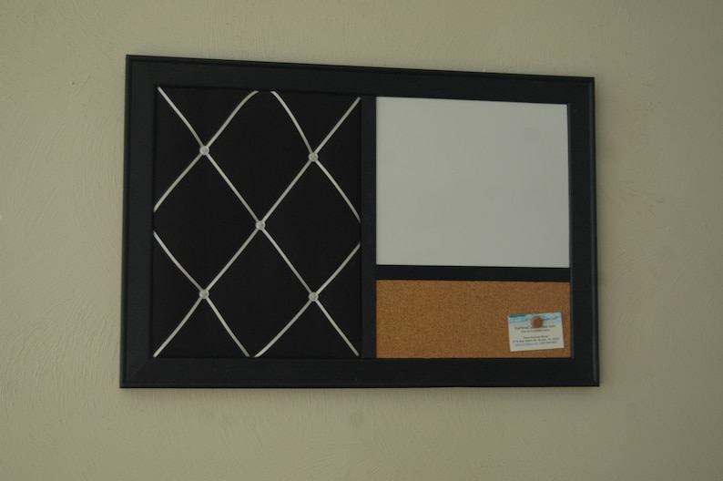 Puede incluir: Un tablero de anuncios negro enmarcado con tres secciones. La secci&oacute;n izquierda tiene una tela negra con un patr&oacute;n de diamante blanco. La secci&oacute;n del medio es una pizarra blanca de borrado en seco. La secci&oacute;n derecha es un tablero de corcho con una tarjeta de visita adjunta.