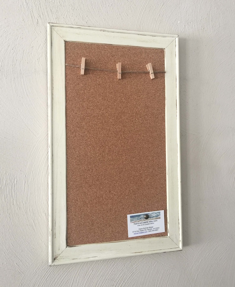 Puede incluir: Un tablero de corcho enmarcado en blanco con una cuerda de pinzas para la ropa en la parte superior. Una tarjeta de visita para "KatrinaCoastal etsy.com" est&aacute; fijada en la esquina inferior derecha.