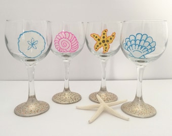 4 verres à vin de plage peints à la main avec coquillages, dollar des sables, étoile de mer, été, personnalisé, grand-mère côtière, décoration de plage, cadeau, beach bum