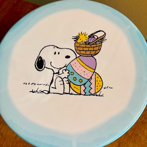 Peanuts Snoopy Woodstock Easter 7 Cake Dessert Stand Pedestal 2022 NEW Unused Adorable image 1