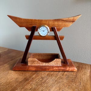 Horloge de bureau et porte-cartes Llyod Inouye faits main en bois de koa hawaïen
