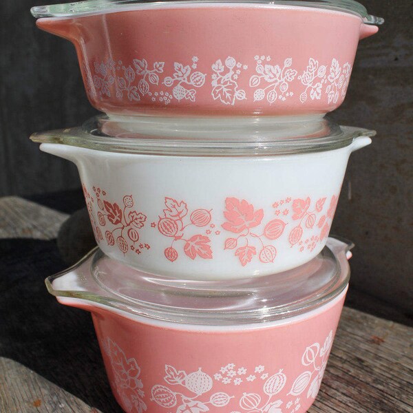 Pyrex Gooseberry Refrigerator Bowls, Stackable Gooseberry Bowls, Pyrex Storage 471, 472, 473, Pink and White Dishes Storage Set of Three