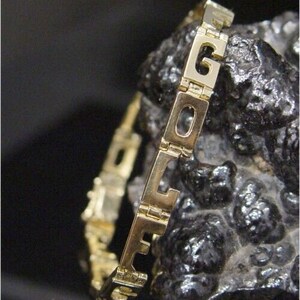 Pulseira de golfe exclusiva com letras maiúsculas em ouro amarelo 14k 13,26 gramas e 7 polegadas