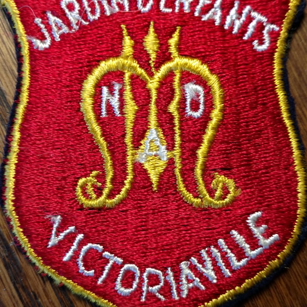 Patch vintage Jardin D' enfants Victoriaville french children's school 3 x 2-1/2 inches red, gold & white