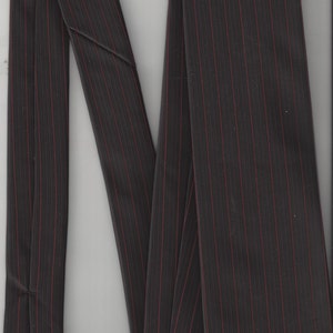 Pierre cardin moderne cravate fond noir avec des rainures de riche rouge des années 1980 vintage 58 x 3 en