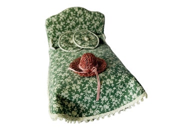 Cama en miniatura para casa de muñecas a escala de 1/2"