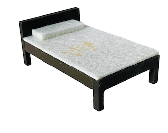 Cama en miniatura para casa de muñecas a escala de 1/2"