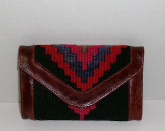 Cartera Kilim vintage azul marino, rojo y verde, con estampado turco Navajo y ribete de cuero marrón.