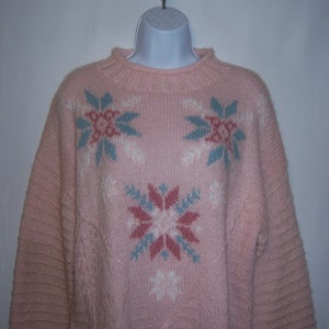 Suéter túnica vintage Maggie Lawrence Collection em tons de rosa, malva e verde com estampa de flocos de neve (tamanhos M, 18 a 20 e XXL) - Presente