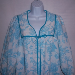 Bata vintage Evelyn Pearson con estampado floral en toile azul turquesa blanco, caftán mediano, regalo
