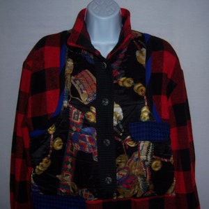 Puede incluir: Chaqueta acolchada con una llamativa mezcla de patrones. Las mangas y el cuello presentan un clásico estampado de cuadros rojos y negros, mientras que la parte delantera muestra una tela negra adornada con elementos decorativos dorados y coloridos. Detalles en azul y un bolsillo de pata de gallo.