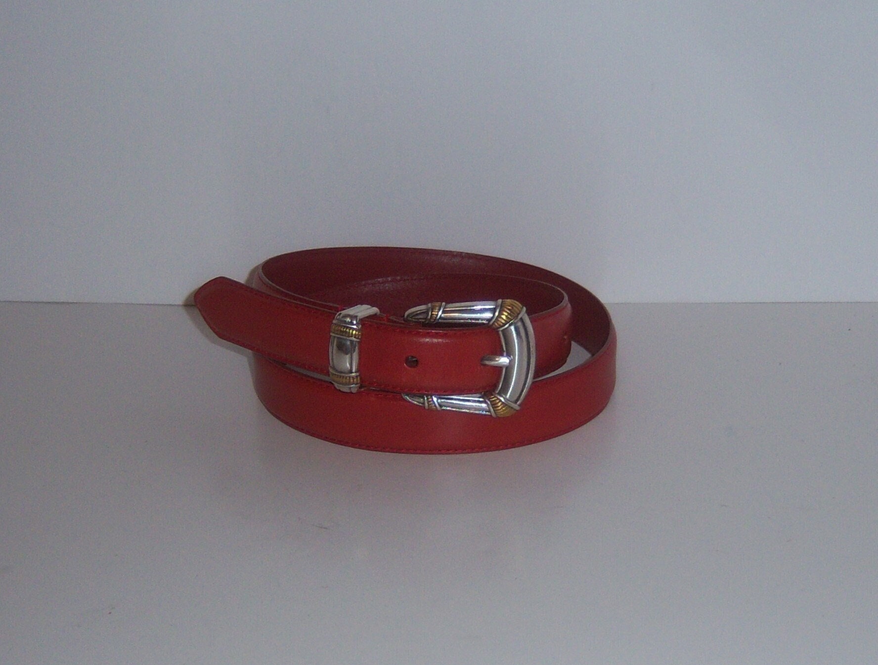 Vintage Fossil Women’s Genuine Leather Belt in Deep Red w/ Gold Hardware - Large Fossil Leather Red Belts for Women for sale | eBay main image 2