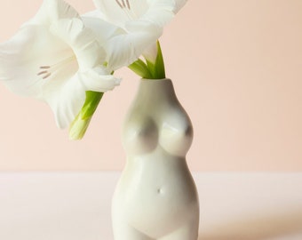 Jarrón con forma de cuerpo curvilíneo: Jarrón de cerámica con forma femenina, decoración moderna