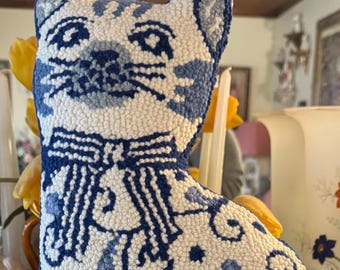 Cojín de ganchillo con diseño de gatito clásico azul y blanco.