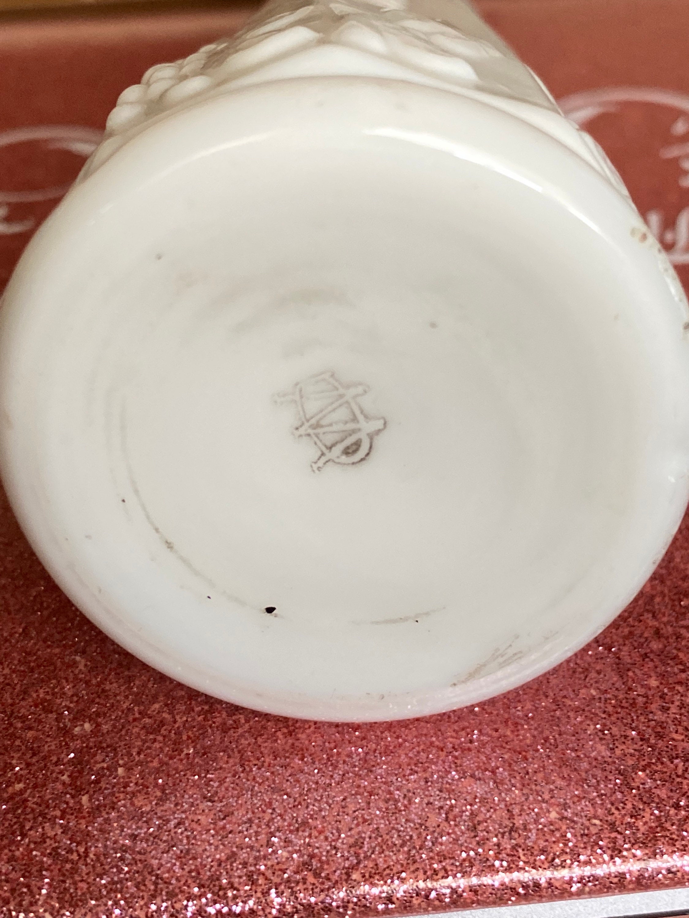 シャビーシックなウェストモアランドの手描きミルクガラスの花瓶