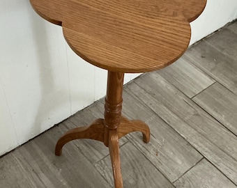 Classic Country Accent Scalloped Clover Tripod Side Table