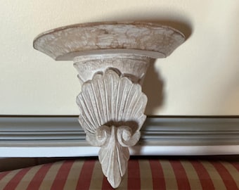 Estante de pared con aplique de madera lavada en blanco y con forma de concha