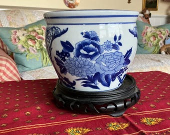 Chinoiserie bloemenblauwe en witte bloembak met houten basis