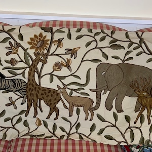 Wundervolle Toile Crewel Animal Fabrics von Lee Jofa Fabrics Muster Savane Crewel