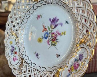 Paire D'assiettes Anciennes MEISSEN Porcelaine - Décor Relief Fleurs - Porcelaine De Saxe