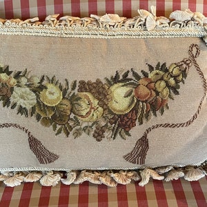 Coussin Williamsburg Needlepoint Petit Point – Noël Fruits Et Pins, Style Colonial, 13x13 Pouces