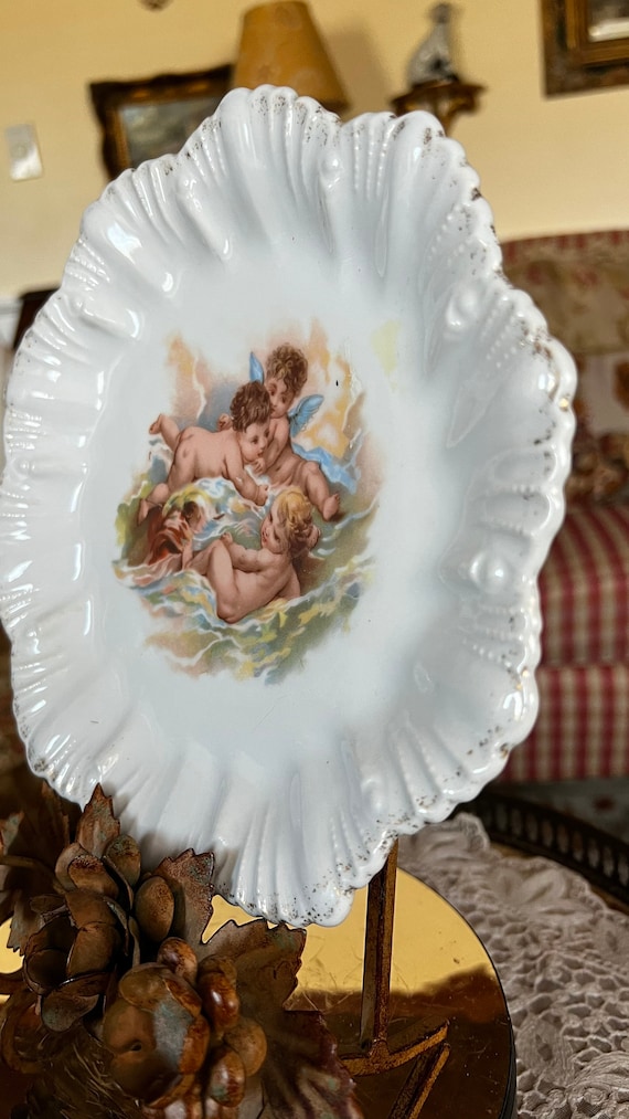 3 Assiettes Anciennes Porcelaine Britannia Works Karlsbad - Motif Chérubins Et Roses, 19 Cm