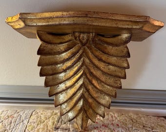 Aplique de madera florentino italiano de gran tamaño con adornos de conchas y madera dorada
