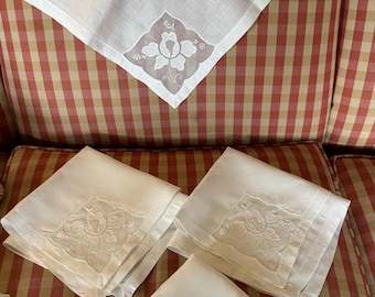 Juego de cuatro servilletas de lino y algodón transparentes bordadas a mano de estilo provenzal francés