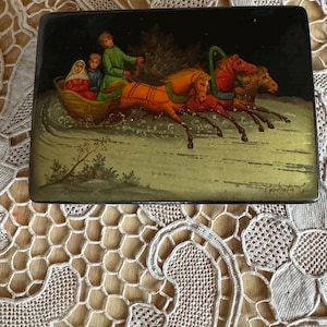 Caprichosa caja de laca negra rusa pintada a mano de raro vintage de la familia trineo de caballos de invierno