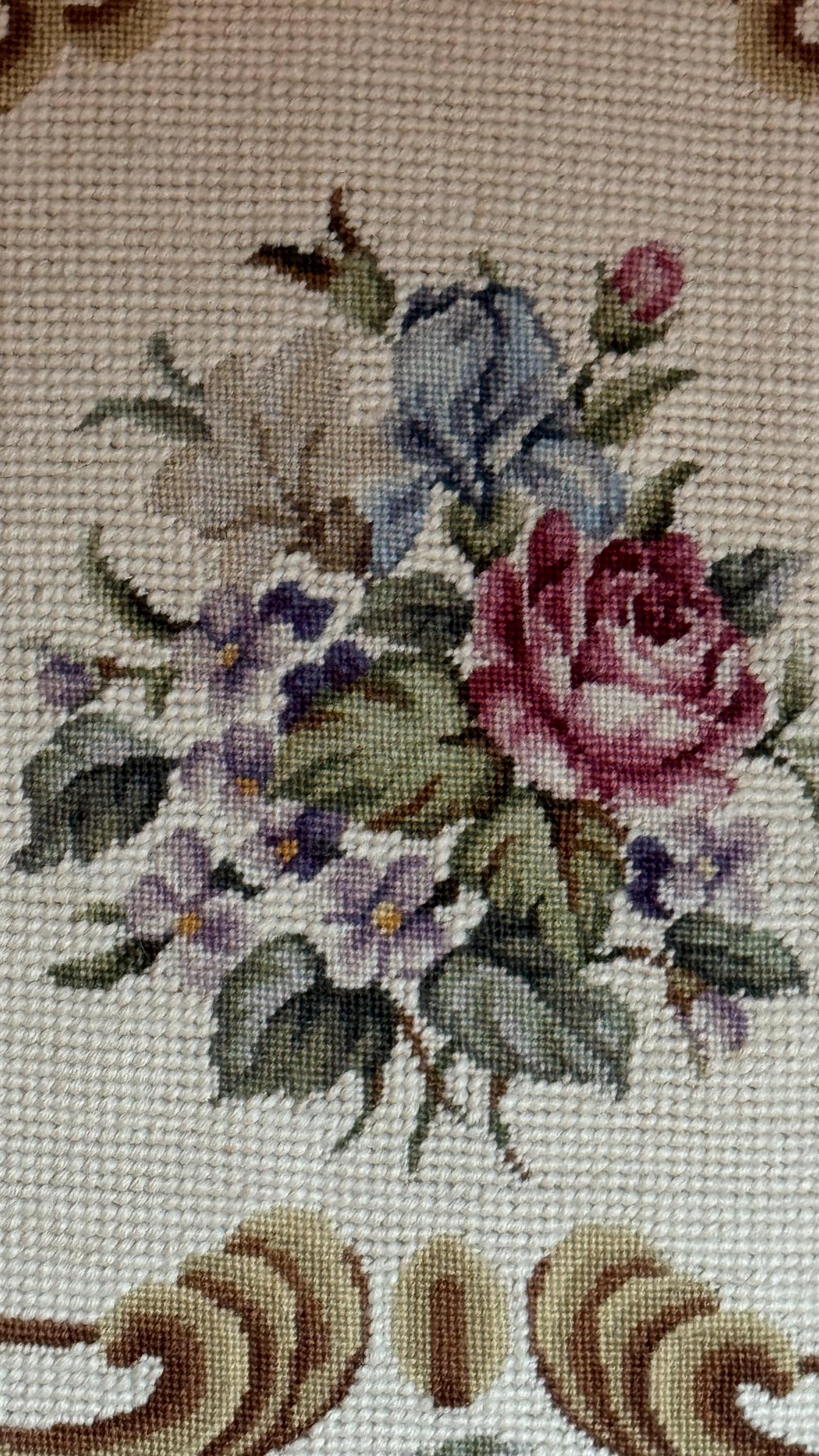 Coussin Aubusson Petit Point – Motif Flore Française, 12x24 Pouces, Plume Et Duvet
