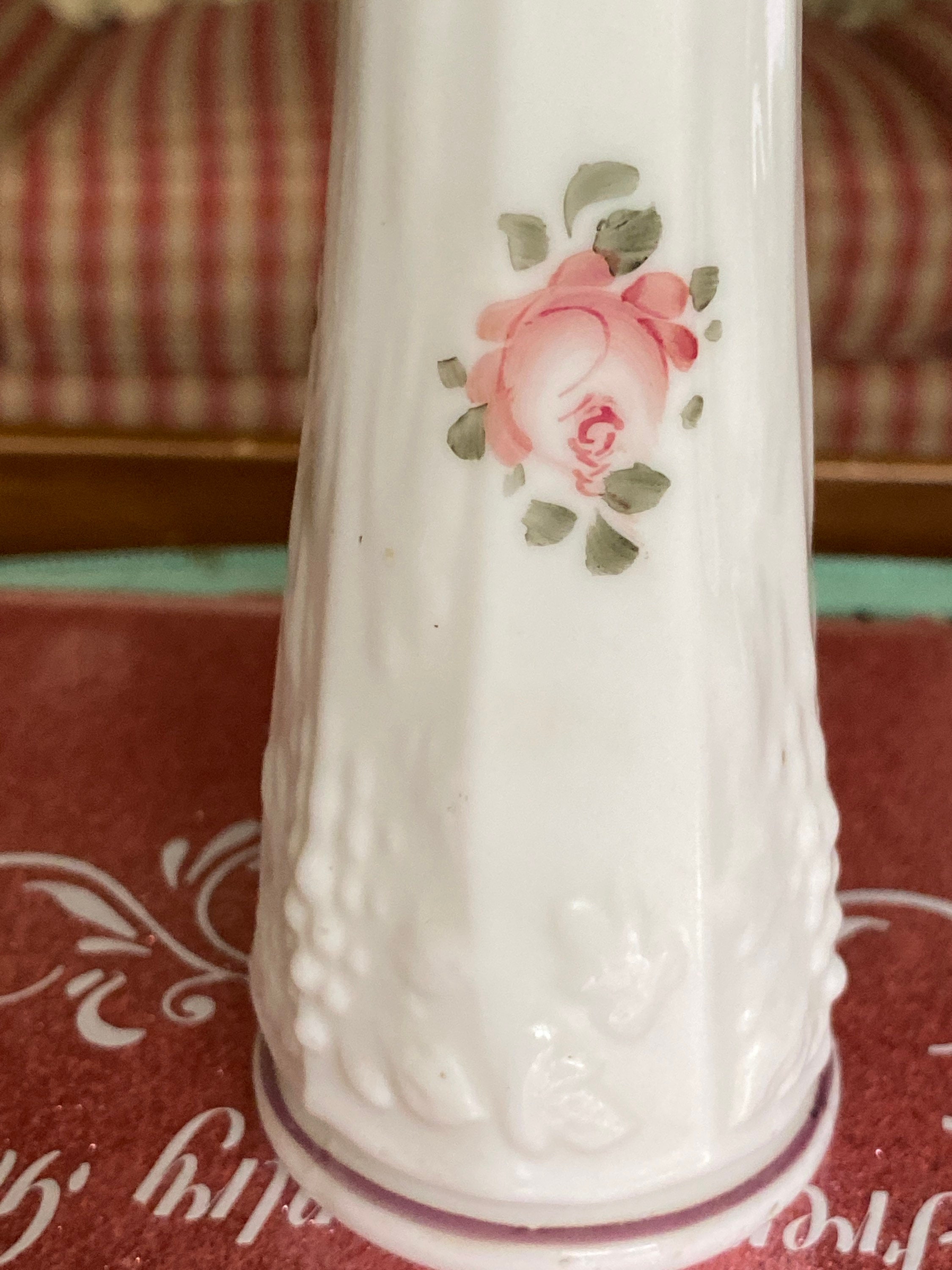 シャビーシックなウェストモアランドの手描きミルクガラスの花瓶