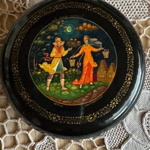 Caja de laca negra rusa pintada a mano y caprichosa con piezas vintage raras de amantes románticos