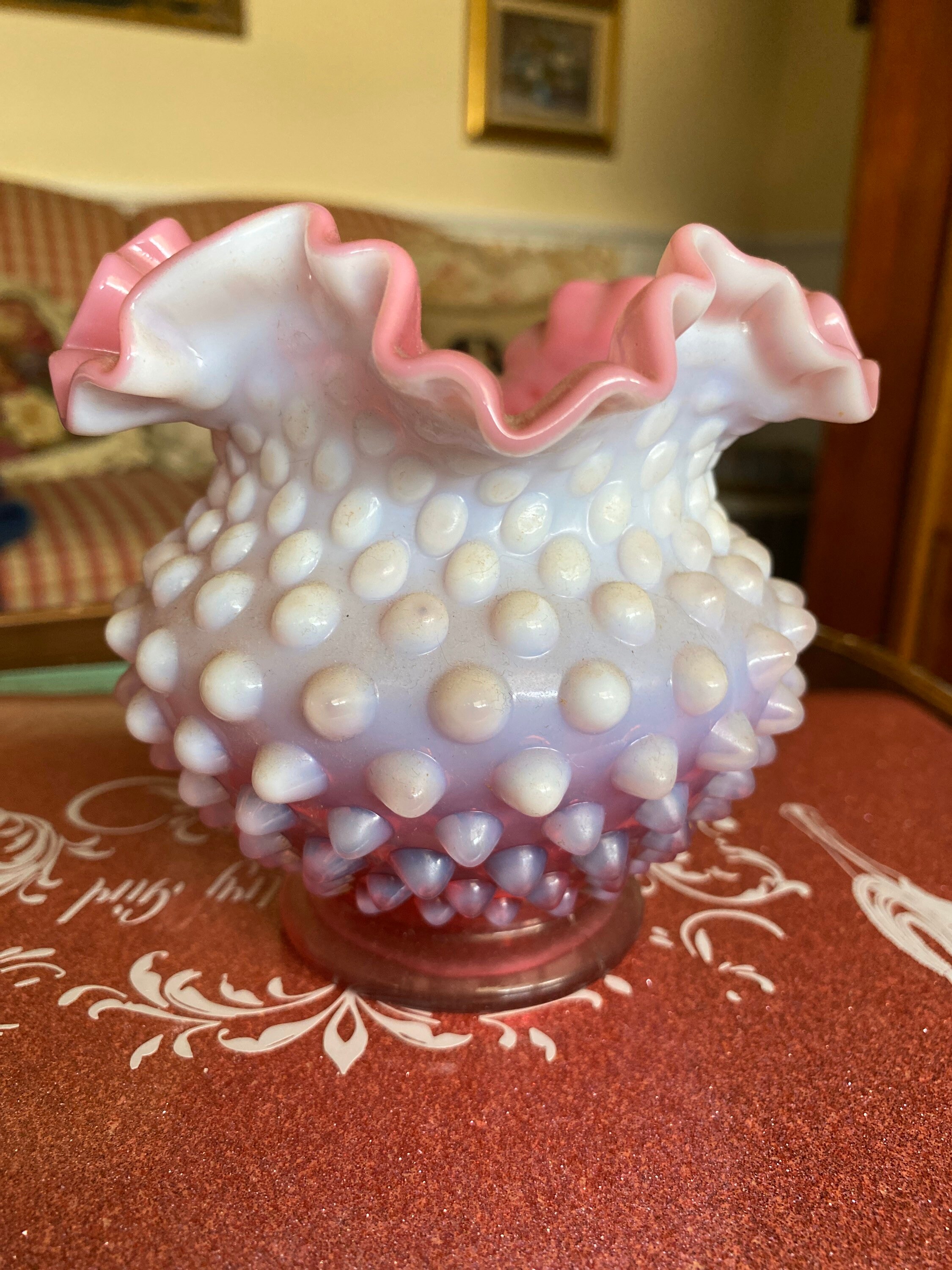 フェントン　ホブネイル　ホワイトガラス製フリルエッジ花瓶　お値下げ中 フェントン ホブネイル ホワイトガラス製フリルエッジ花瓶 お