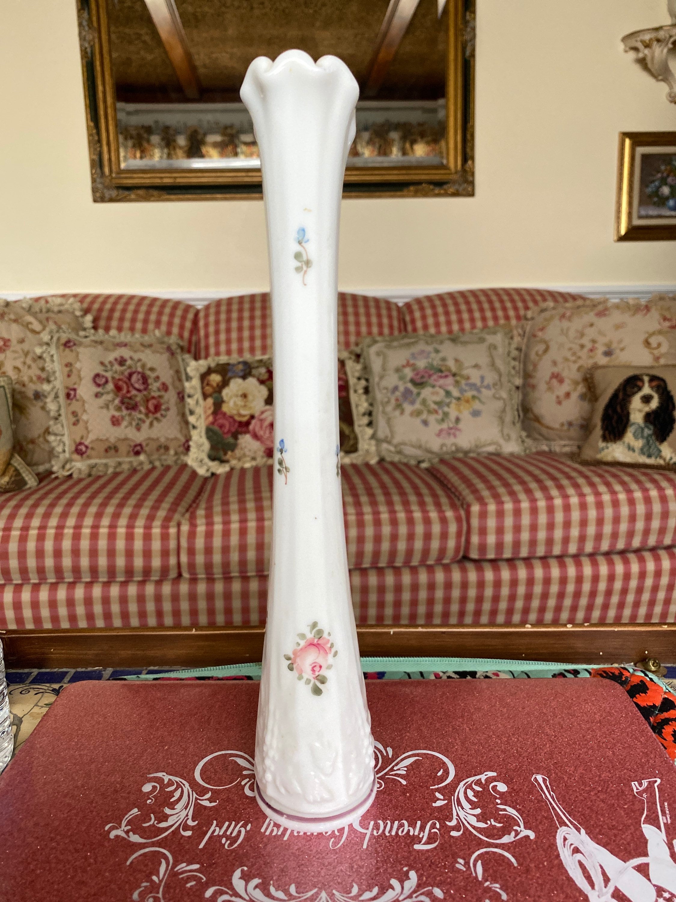 シャビーシックなウェストモアランドの手描きミルクガラスの花瓶