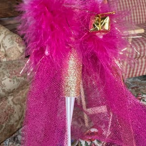 Férias de Natal no campo italiano De Carlini Elegante senhora de Natal em glamour fúcsia Ornamento