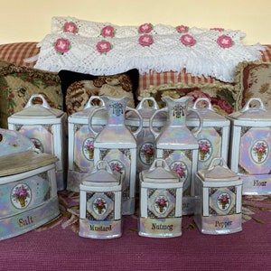 Könnte beinhalten: Set aus 10 Vintage-Gewürzgläsern aus schimmernder Porzellan mit Blumendesigns. Die Gläser sind mit "Salz", "Senf", "Muskatnuss", "Pfeffer" und "Mehl" beschriftet.