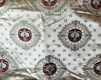 Può includere: Un tessuto beige con un motivo ripetuto di un disegno di uccello bianco in un cerchio bordeaux e verde.