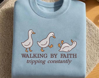 File di disegno per ricamo: ricamo Walking By Faith Tripping Constantly, ricamo cristiano con anatra divertente, Walking By Faith, anatra cristiana.