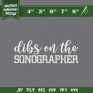 Puede incluir: Diseño de bordado a máquina sobre fondo gris. El texto "dibs on the SONOGRAPHER" se muestra en blanco. Encima del texto hay indicadores de tamaño de 10 cm a 20 cm. El diseño incluye indicadores de tipo de archivo.